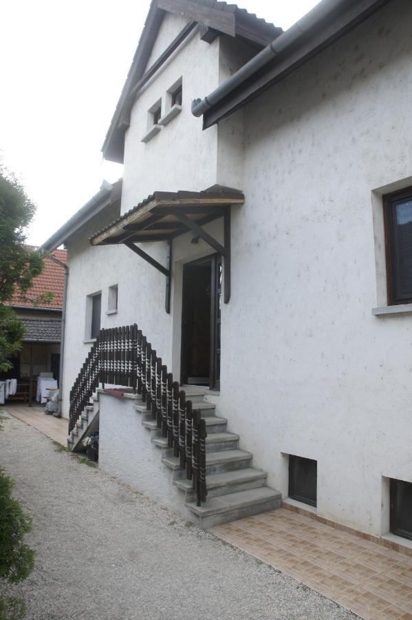Szuzanna Fenyves Panzio Bed & Breakfast Siófok Exterior foto