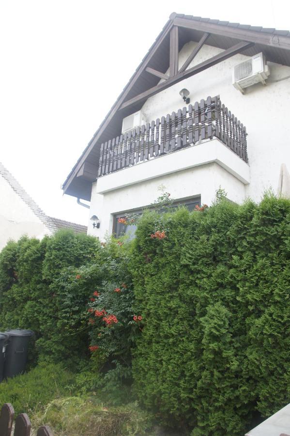 Szuzanna Fenyves Panzio Bed & Breakfast Siófok Exterior foto