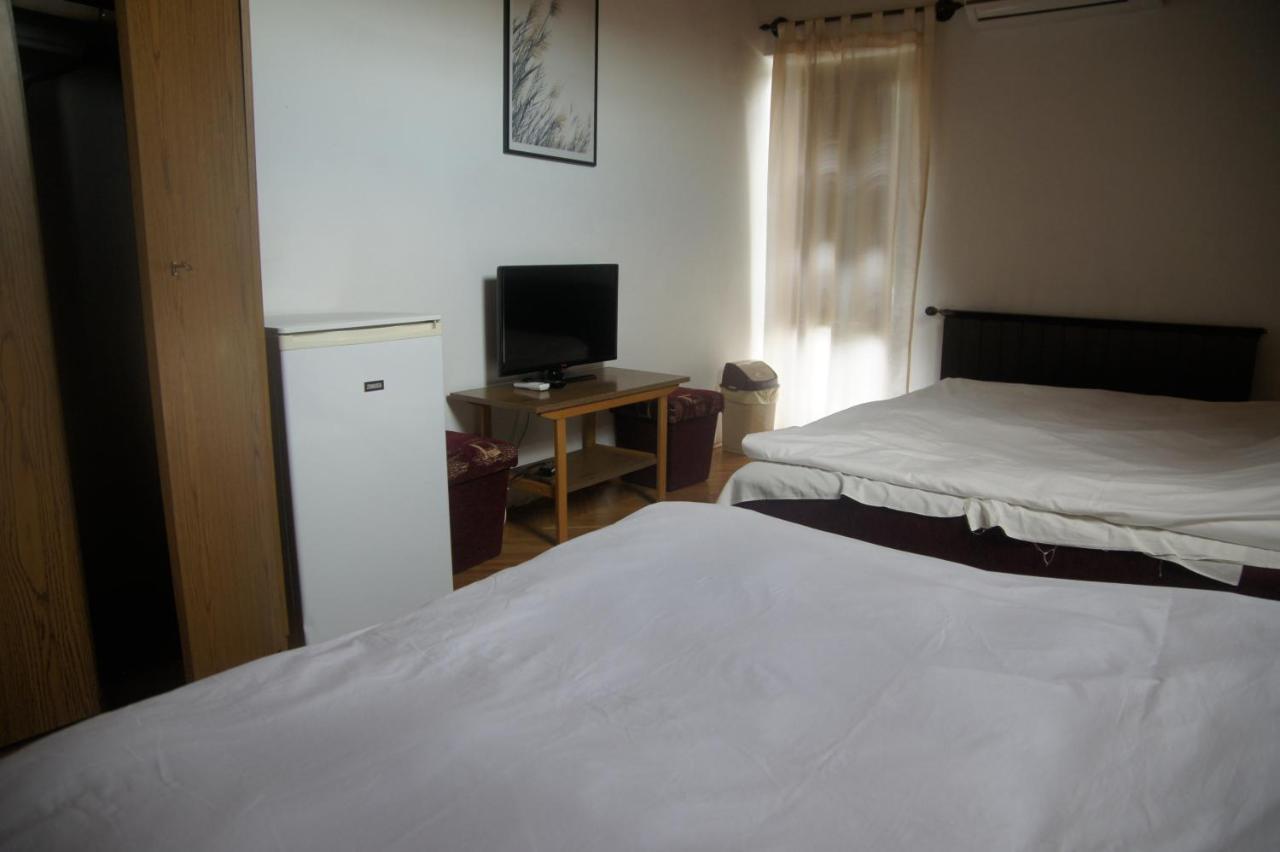 Szuzanna Fenyves Panzio Bed & Breakfast Siófok Exterior foto