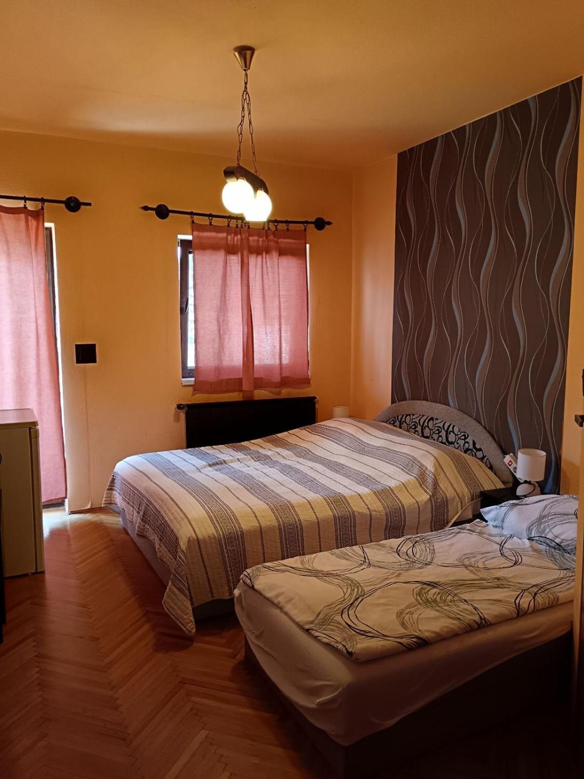 Szuzanna Fenyves Panzio Bed & Breakfast Siófok Exterior foto